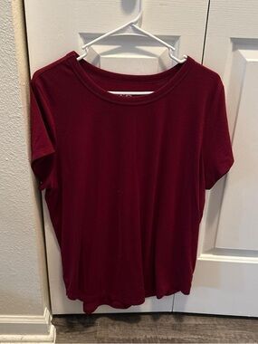 SO Women's Short Sleeve Crewneck Tee - Burgundy